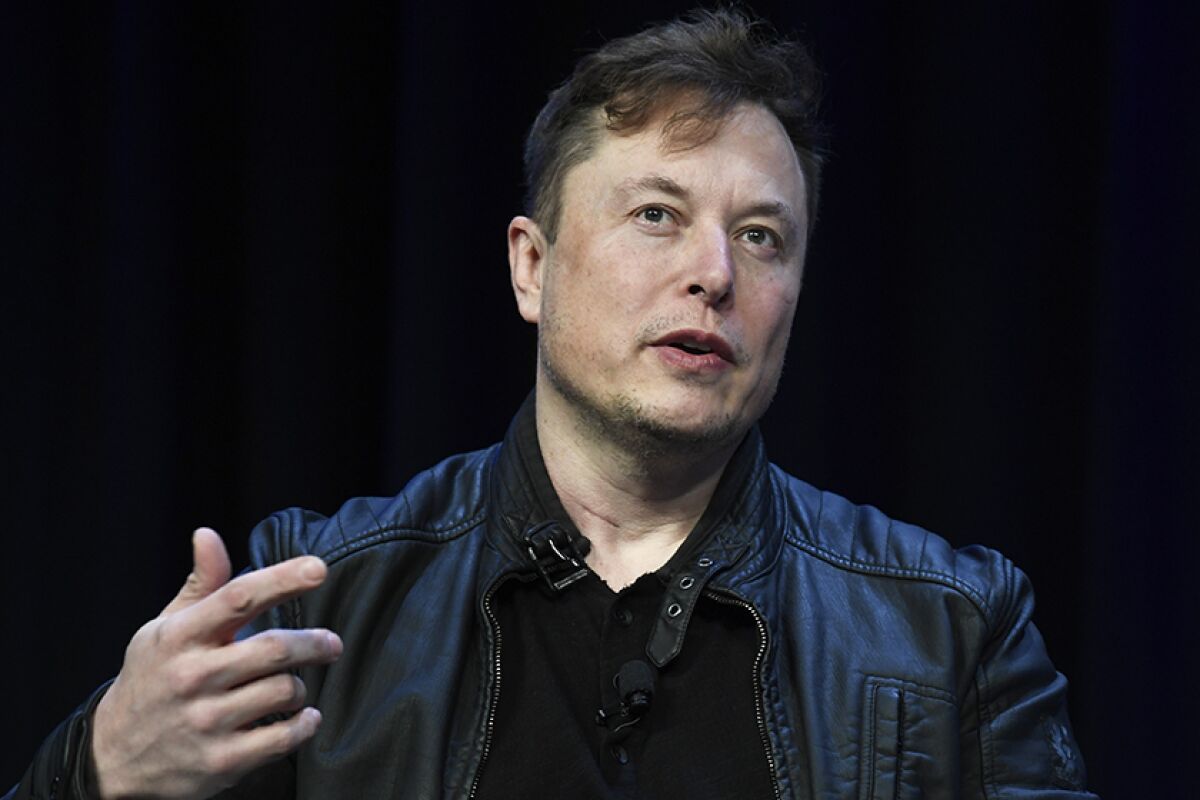 Elon Musk Was Booed Off the Stage During a Dave Chappelle Performance